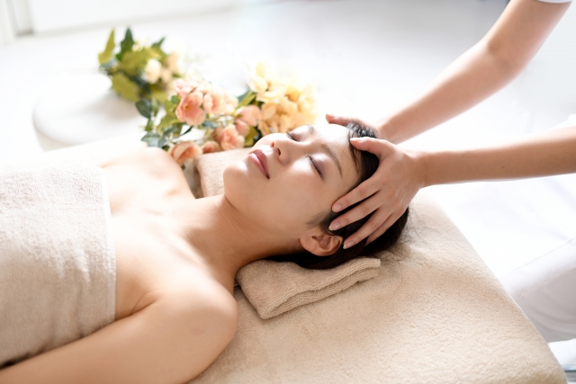 ヘッドマッサージの効果とは？自律神経を整えセロトニンUP！| 鎌ヶ谷の  